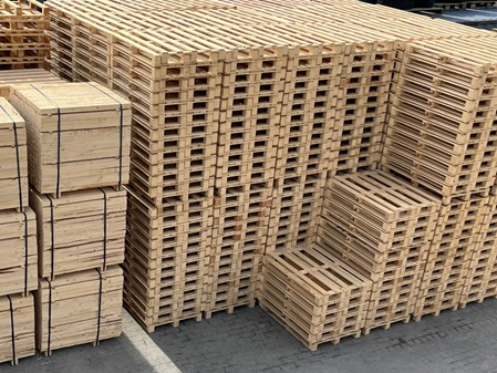 Stapel neuer Einwegpaletten aus Holz