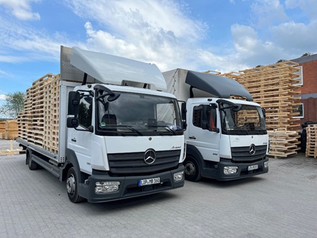 Lkw von M. Bonnemeier bei der Auslieferung von Paletten